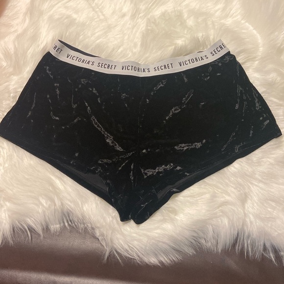 Victoria’s Secret black velvet crushed shorts size L large - Picture 3 of 5